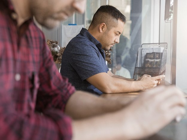 Die mobile Nutzung macht heute fast 50 Prozent aus. (Zwei junge Leute am Smartphone im Cafe).